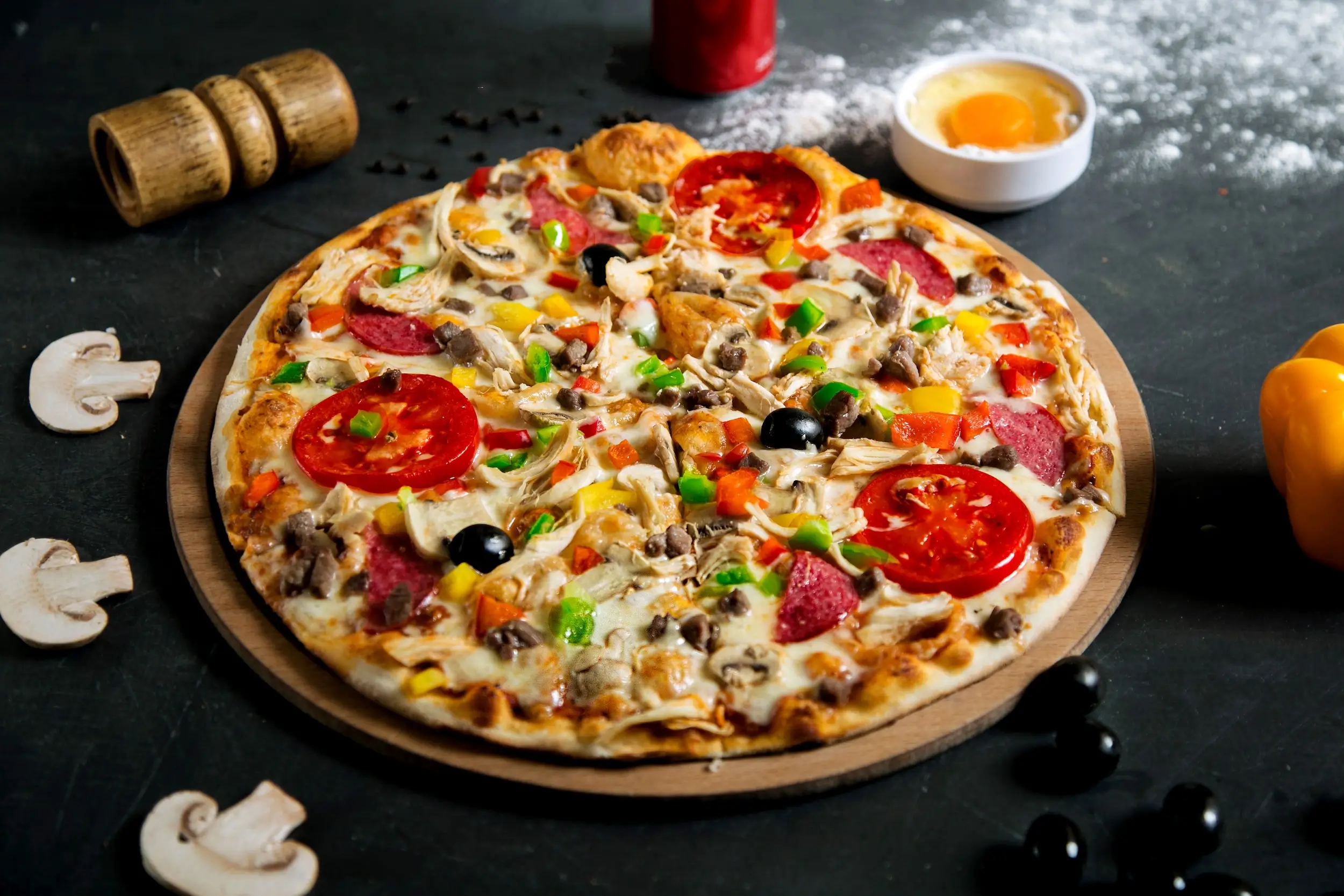 Four à pizza traditionnel avec flammes